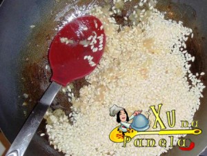 frite o arroz com manteiga e cebola