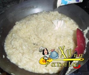 colocando creme de leite no risoto