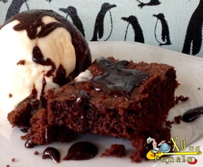 brownie de chocolate com sorvete e calda